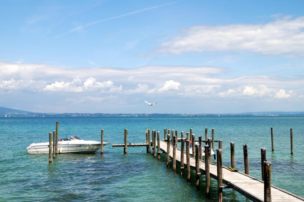 Bootssteg am Bodensee bei Uttwil mit Motorboot und Möwe